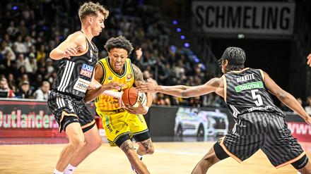 Vor einer Woche gegen Ulm war Boogie Ellis (Mitte) noch dabei. Nun spielt er nicht mehr für Alba.