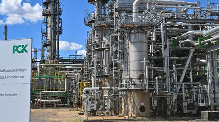 Technische Anlagen zur Rohölverarbeitung auf dem Gelände der PCK-Raffinerie GmbH. Die Raffinerie in Schwedt in der Uckermark im Nordosten von Brandenburg versorgt große Teile des Nordostens Deutschlands mit Treibstoff.