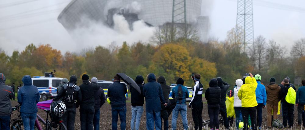 Der zweite Kühlturm des stillgelegten Kernkraftwerkes Gundremmingen stürzt nach der Sprengung zusammen.