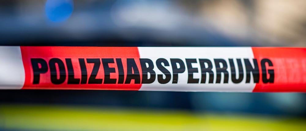 Ein Absperrband mit der Aufschrift „Polizeiabsperrung“ (Symbolbild).