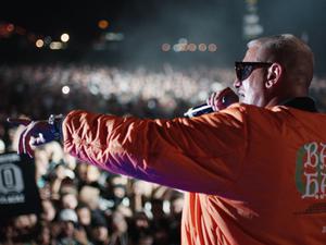 Straight out of Offenbach-Mainpark. Babo Haft dirigiert seine Fans.