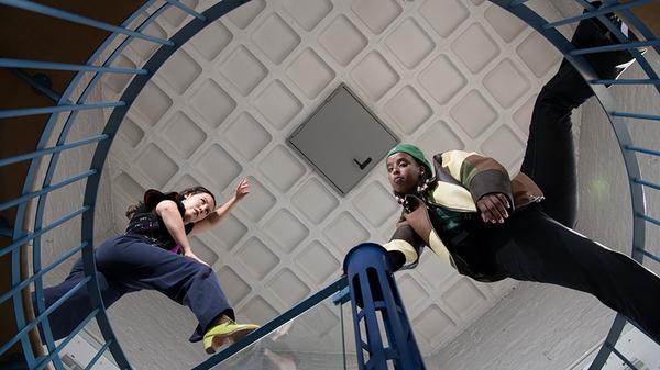 Anna Castillo und Iman Gele in der Kuppel der früheren Brauerei in der Lucy-Lameck-Straße.