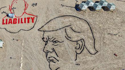 Eine Installation mit dem Konterfei von US-Präsident Donald Trump an einem Strand in Tel Aviv