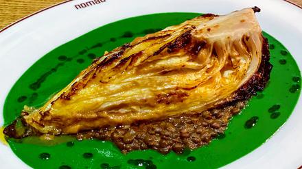 Unprätentiöse Teller zum Teilen: Spitzkohl mit Spinat-Soubise im „Nomad“.