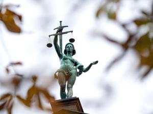 Ein HNO-Arzt muss sich wegen Vergewaltigung verantworten. Eine 50-jährige Zeugin wiederholte ihre Vorwürfe.