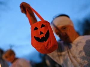 Kostümierte Kinder mit Taschen für Süßigkeiten ("Süßes oder Saures") ziehen am Halloween-Abend durch die Stadt. Als Halloween wird die Feier des Vorabends vom Allerheiligenfest in der Nacht vom 31.10. zum 1.11. bezeichnet. +++ dpa-Bildfunk +++