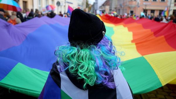 Regenbogenfarben beim CSD in Cottbus, zu dem rund 800 Menschen kamen – etwa 90 rechte Gegendemonstranten waren ebenfalls in der Stadt.