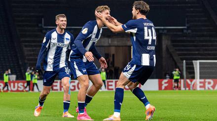 Herthas Verteidiger Linus Gechter und Marton Dardai (von rechts) haben im Moment erkennbar Spaß an ihrem Job.
