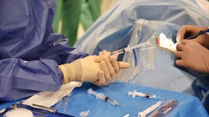 Eine Laser-Operation am Auge eines Patienten in einem Berliner Klinikum.