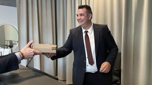 Mirzet Miminovic, Concierge bei RAS im Tacheles, vor dem Vorhang, der die Pakete versteckt.