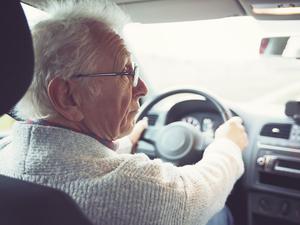 Viele Unfälle älterer Fahrer entstehen laut einer neuen Studie durch akute Gesundheitsprobleme. (Symbolbild)
