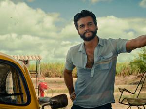 Armando (Wagner Moura) kehrt in seine Geburtsstadt Recife zurück und gerät in eine politische Verschwörung.