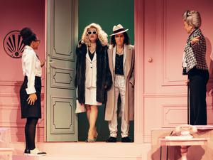 Auftritt der Diva. In der Mitte mit Sonnenbrille: Antje Rietz, neben ihr Alessa Kordeck. Ganz links steht Mariyama Ebel, ganz rechts Marion Kracht.