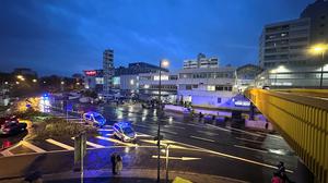 Fahrzeuge der Polizei stehen am Nordwestzentrum. In dem Einkaufszentrum in Frankfurt/Main läuft ein Großeinsatz der Polizei, nachdem von dort am Nachmittag Knallgeräusche gemeldet worden sind. Ob es sich dabei um Böllerlärm oder eventuell um Schussgeräusch handelte, ist noch offen.