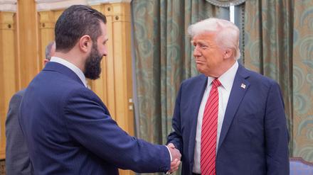 Präsident Donald Trump schüttelt dem syrischen Interimspräsidenten Ahmed al-Scharaa die Hand (Archivbild).