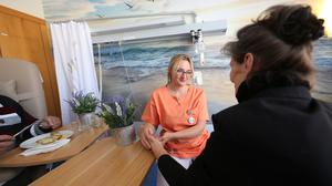 Palliativmedizinische Tagesklinik in Potsdam. Seit dem Frühjahr gibt es am St. Josefs als zweijähriges Erprobungsprojekt eine palliativmedizinische Tagesklinik. Anna Nickel betreut gerade eine Patientin, unter anderem mit Gesprächen und Handmassagen.