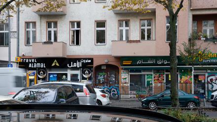 Gebäude und Geschäfte in der Sonnenallee in Berlin-Neukölln. Hier soll der verdächtige IS-Sympathisant gewohnt haben.
