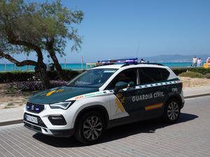 09.04.2025, Spanien, Palma: Eine Patrouille der Guardia Civil ist am Strand von Playa de Palma im Einsatz.