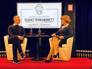 Berlins Finanzsenator Stefan Evers (CDU) im Gespräch mit Margot Schlönzke