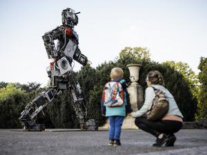 Mit dem Wertgarantie-Komplettschutz gewinnt erstmals ein Versicherungsprodukt den Deutschen Nachhaltigkeitspreis Produkte. Seit Jahren sensibilisiert Wertgarantie darüber hinaus unter dem Motto "Reparieren statt Wegwerfen" u. a. mit dem Wertgiganten für die Elektroschrott-Problematik. // Weiterer Text über ots und www.presseportal.de/nr/127001 / Die Verwendung dieses Bildes für redaktionelle Zwecke ist unter Beachtung aller mitgeteilten Nutzungsbedingungen zulässig und dann auch honorarfrei. Veröffentlichung ausschließlich mit Bildrechte-Hinweis.