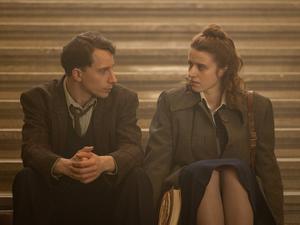 Was machen wir eigentlich hier? Die Zeitzeugin Seweryna Szmaglewska (Katharina Stark) und der Korrespondent Ernst Michel (Jonathan Berlin), beide sind sie Holocaust-Überlebende, sitzen voller Zweifel auf den Treppen des Nürnberger Justizpalastes.