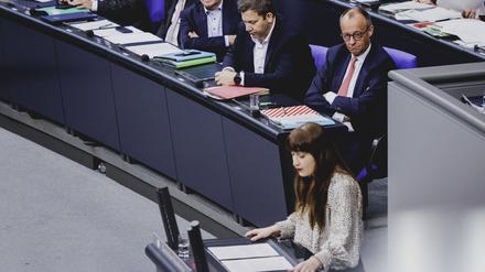 Im Bundestag arbeitet sich Heidi Reichinnek mit Vorliebe an Bundeskanzler Friedrich Merz ab.