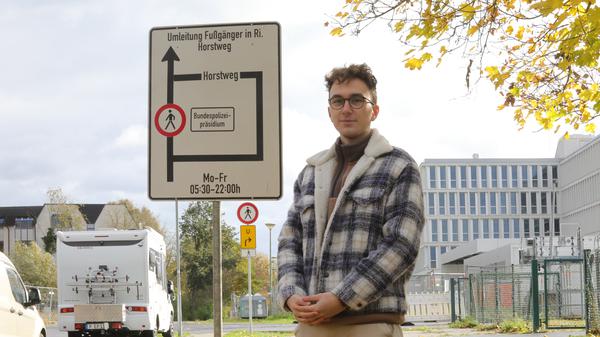 Der Anwohner und Stadtverordnete Benjamin Körner (Volt) fordert einen früheren Bau des Gehweges.