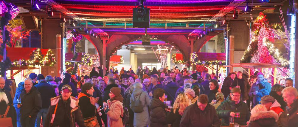 Am 5. November starten die LGBTQIA* Winterdays und am 24. November der LGBTQIA* Weihnachtsmarkt „CHRISTMAS AVENUE“ auf dem Nollendorfplatz, unter der Hochbahntrasse der U2, in Berlin.