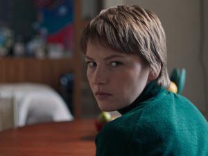 Elif (Devrim LIngnau) ist Praktikantin beim Film und gerät ins Diskursfeuer um Koranverbrennungen und Ressentiments gegen Migranten.