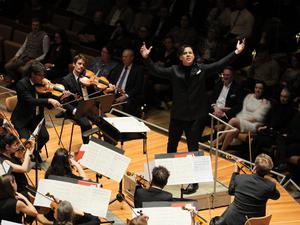 Teodor Currentzis und sein Riesenorchester spielen „Ring ohne Worte“.