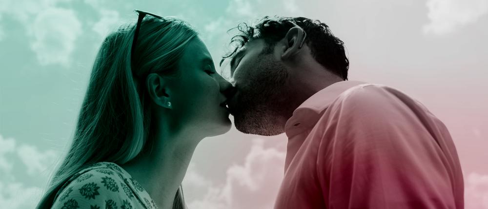 Ein Mann und eine Frau küssen sich.