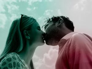 Ein Mann und eine Frau küssen sich.