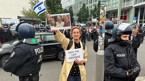 Karoline Preisler (M), Berliner FDP-Politikerin und Aktivistin, am 24. Juli während einer propalästinensischen Demonstration am Checkpoint Charlie.