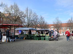 Wochenmarkt auf dem Bassinplatz.