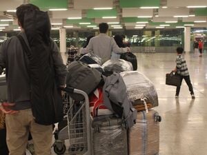 Eine afghanische Familie wartet in Pakistan auf ihre Ausreise.