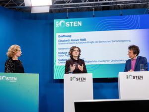 Drei Ostdeutsche auf einem Podium: PNN-Chefredakteurin Sabine Schicketanz (l.), die Ostbeauftragte Elisabeth Kaiser und Tagesspiegel-Autor Robert Ide im Gespräch.