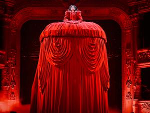 Unter dem Reifrock beginnt die Show erst richtig.