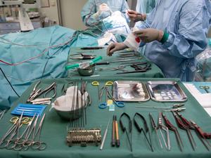 Operationsbesteck liegt während einer Operation in einer Klinik auf einem Tisch.