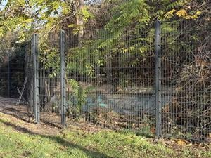 Der erste Zaun am „Görli“ steht.