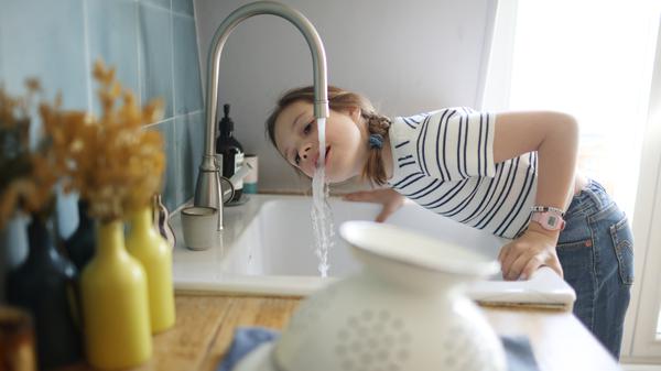 Kann man noch aus dem Hahn trinken? Ein Chemiker sagt: ja. Die größeren PFAS-Quellen liegen woanders.