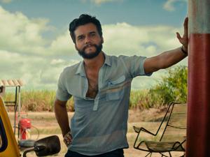 HANDOUT - 23.10.2025, ---: Wagner Moura als Marcelo in einer Szene das Films «The Secret Agent» (undatierte Filmszene). Der Film kommt am 06.11.2025 in die Kinos. (zu dpa: «Ein brasilianischer Tarantino? Filmhit «The Secret Agent»») Foto: -/Port au Prince Pictures/dpa +++ dpa-Bildfunk +++