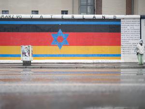 Das Mauerbild "Vaterland" ist auf den Resten der Berliner Mauer, der East Side Gallery, zu sehen. Das Bild wurde in der Nacht durch arabische Schriftzüge mit Bezug zum Nahostkonflikt beschmiert, aber bereits wieder gereinigt. +++ dpa-Bildfunk +++