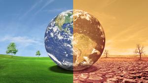 Eine Weltkugel zwischen grüner Wiese und Dürre. Die UN gehen davon aus, dass die globale Temperatur bis 2100 um 2,8 Grad steigen wird.