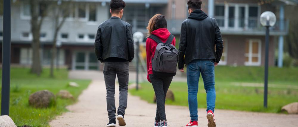 Drei jugendliche syrische Flüchtlinge gehen in Dahlem bei Dahlenburg (Niedersachsen) auf dem Gelände des Internatsgymnasium Marienau zum Unterricht.