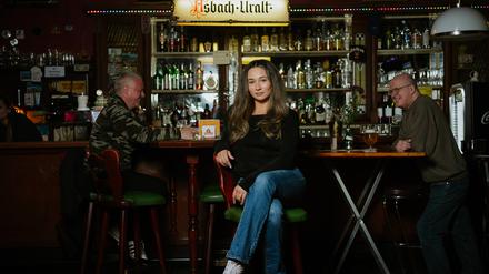 Rapperin Pintendari steht hinterm Tresen ihrer „Alt-Berliner Bierstuben“ in Tempelhof.