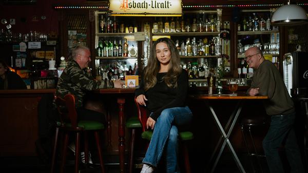 Rapperin Pintendari steht hinterm Tresen ihrer „Alt-Berliner Bierstuben“ in Tempelhof.