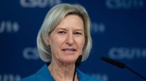Angelika Niebler, Vorsitzende der CSU-Europagruppe, nimmt in der CSU Parteizentrale nach der Europawahl an einer Pressekonferenz teil.