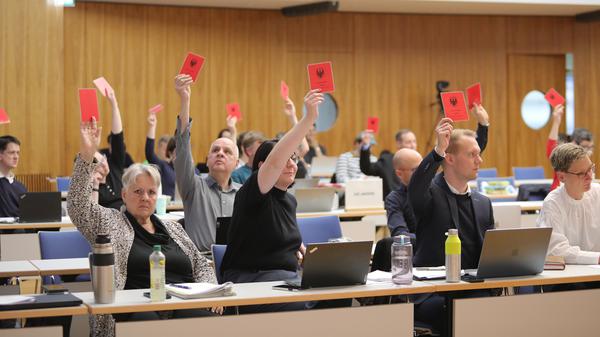 Die erste Stadtverordnetenversammlung mit der neuen Oberbürgermeisterin Noosha Aubel (parteilos).