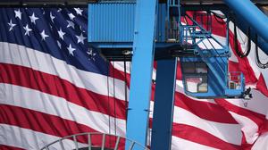 USA, Gloucester City: Ein Kranführer verlädt im Gloucester Marine Terminal in Gloucester City einen Container auf ein Schiff.