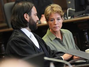 Christina Block sitzt am 20. Prozesstag mit ihrem Anwalt im Hamburger Landgericht.